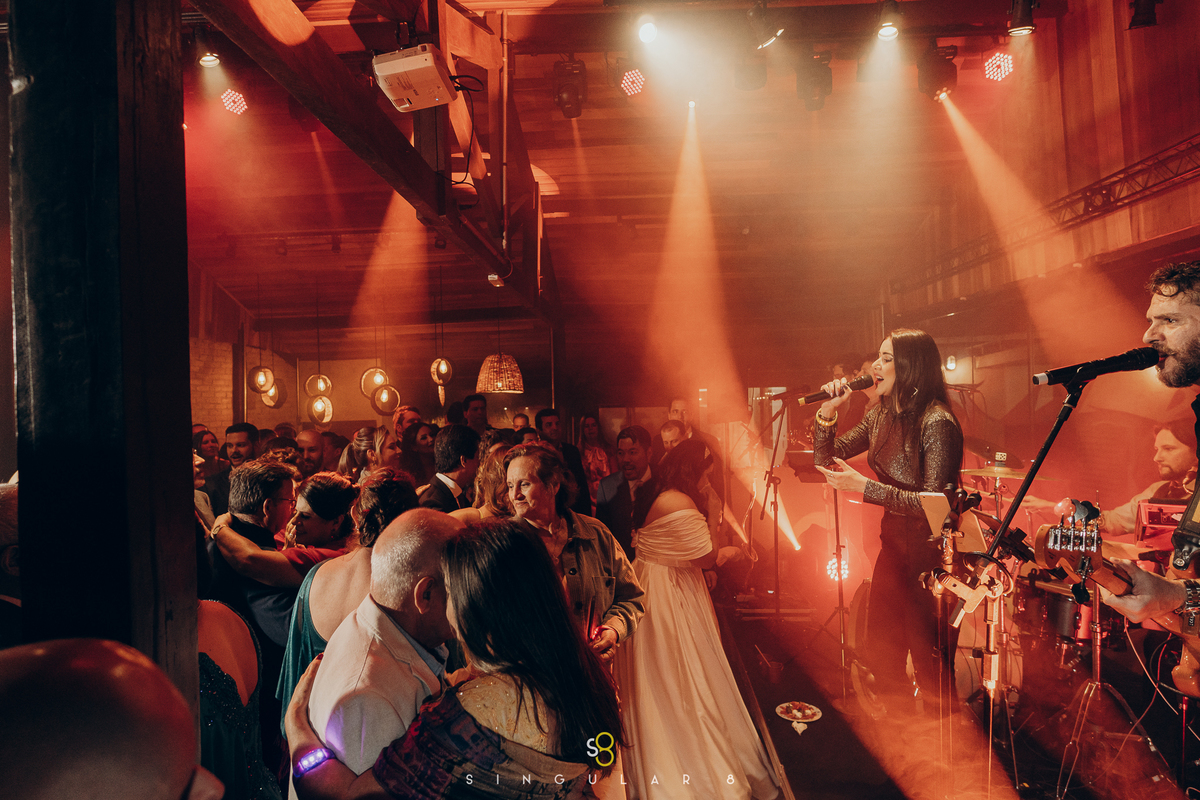 fotografia espontânea de balada em casamento a noite no rancho santa maria
