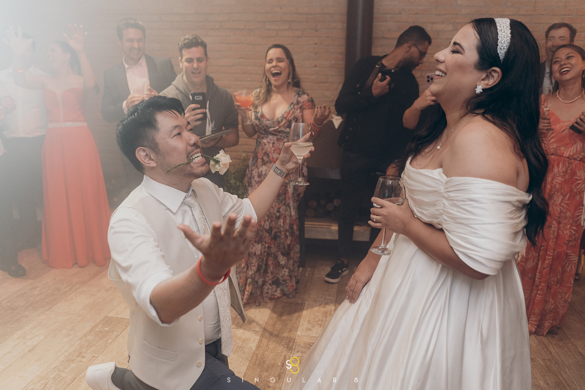 fotógrafo de casal espontâneo na balada de casamento no rancho santa maria
