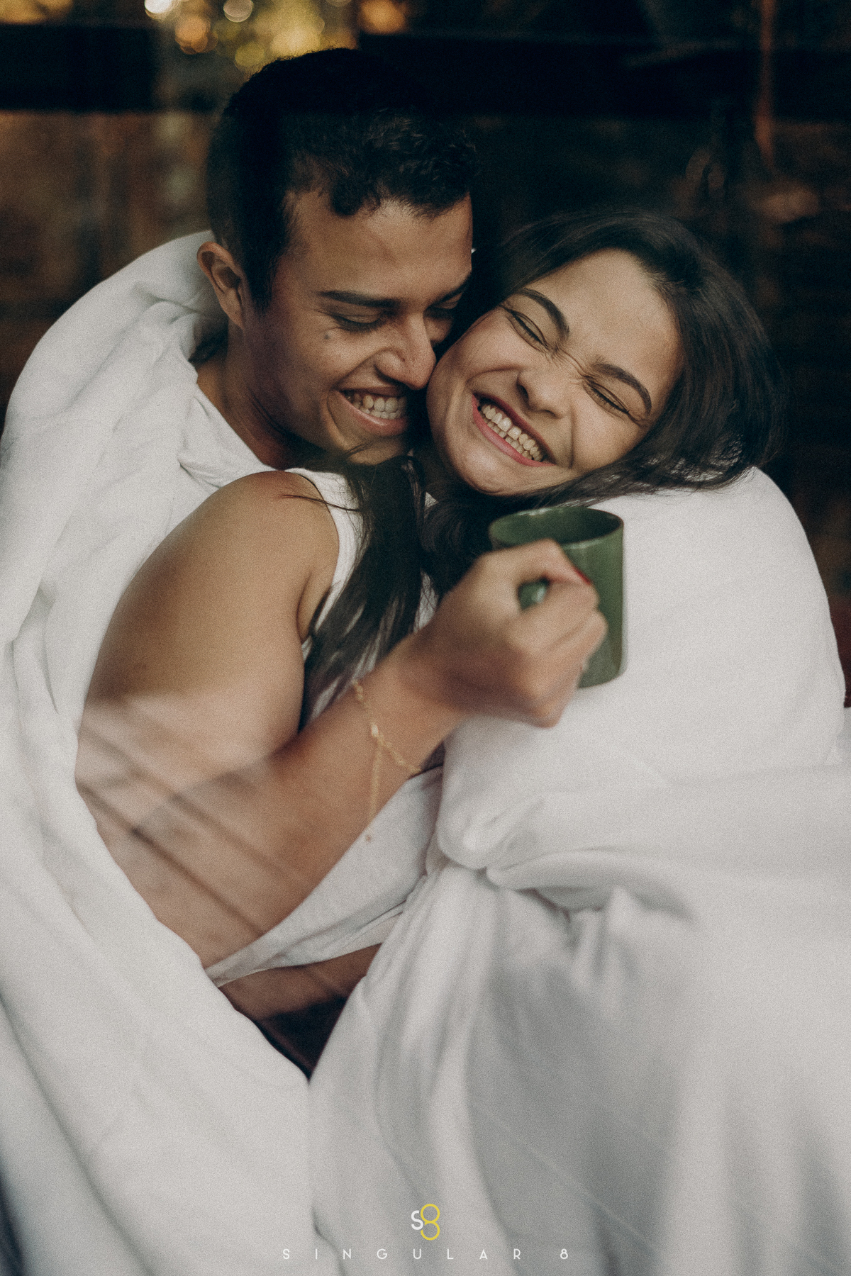 fotografia de casal ensaio pré casamento no chalé no pôr do sol