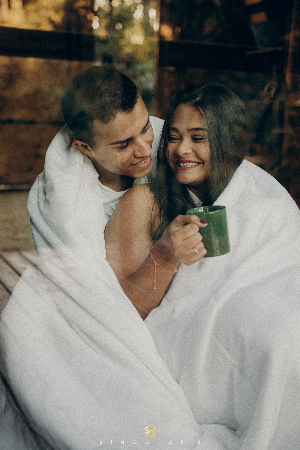 fotografia de ensaio pré casamento no chalé no pôr do sol no interior
