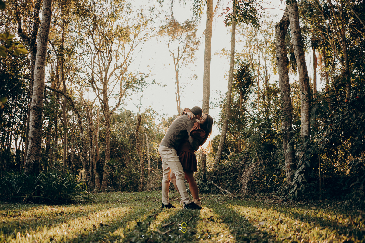 fotografia de ensaio pré casamento no pôr do sol em chalé ibiuna