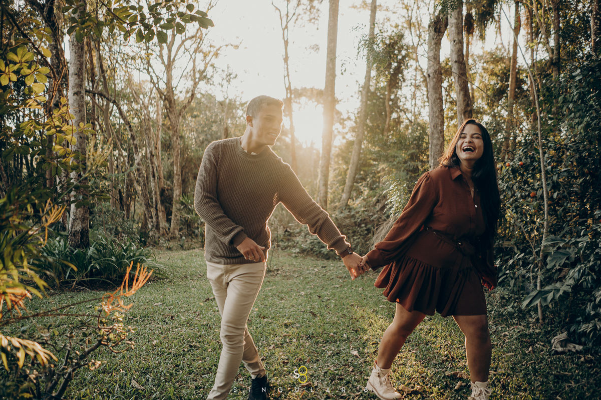 fotografia de ensaio pré casamento no pôr do sol no chalé em ibiuna são paulo