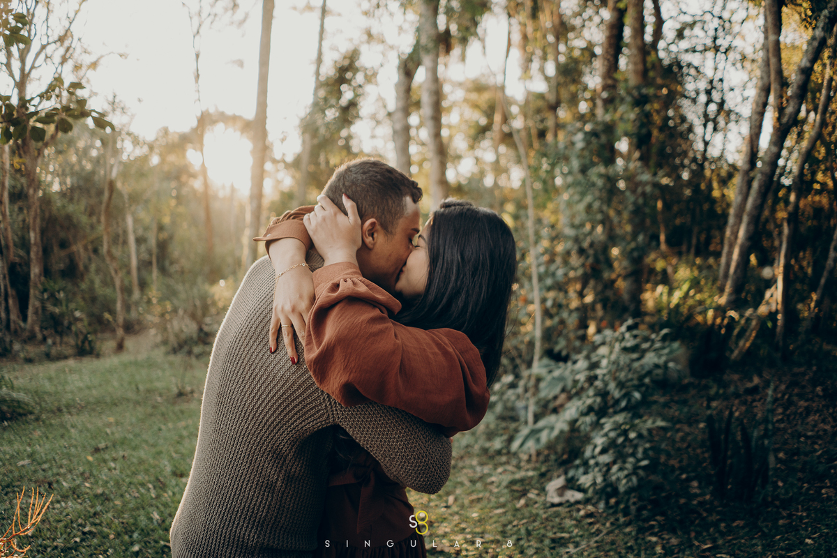 fotórafo de pré wedding diferente em pôr do sol no chalé em ibiuna são paulo
