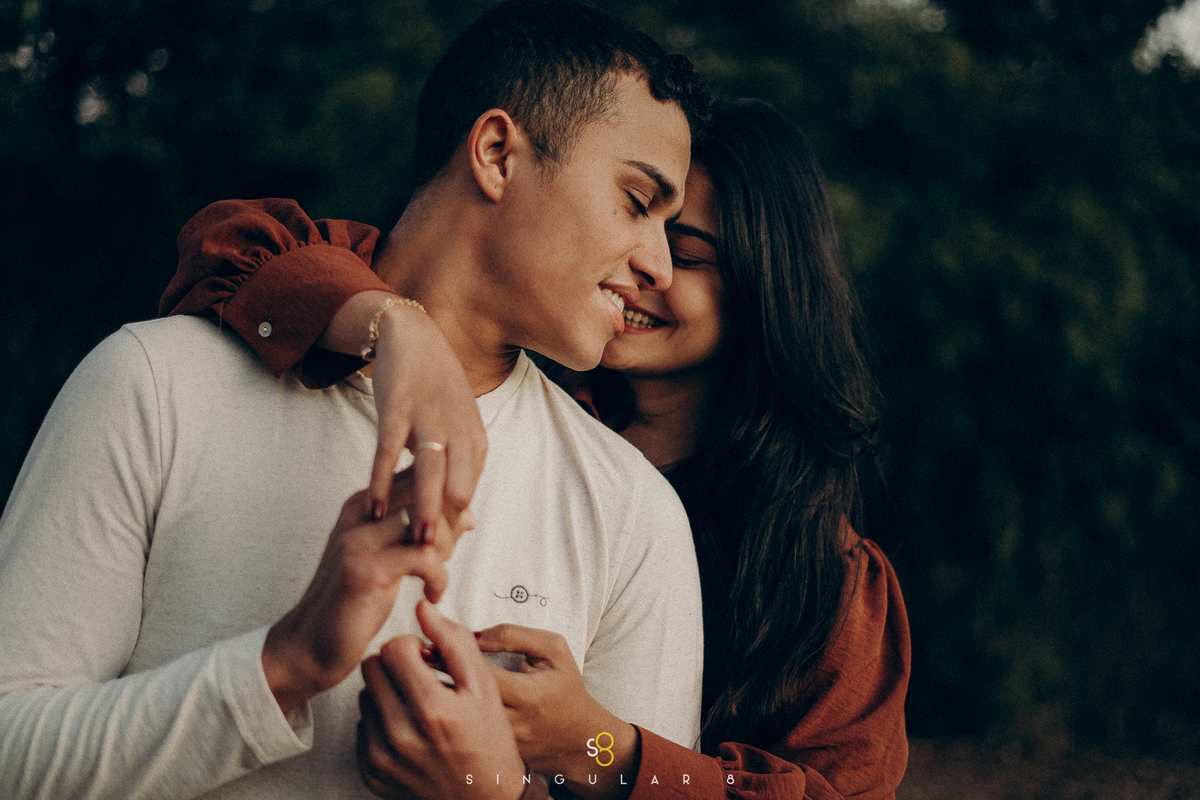 fotografia de ensaio pré casamento pré wedding no chalé no pôr do sol em Ibiuna