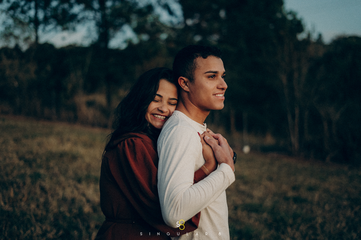 fotografia espontânea em ensaio pré wedding no pôr do sol em chalé Ibiuna