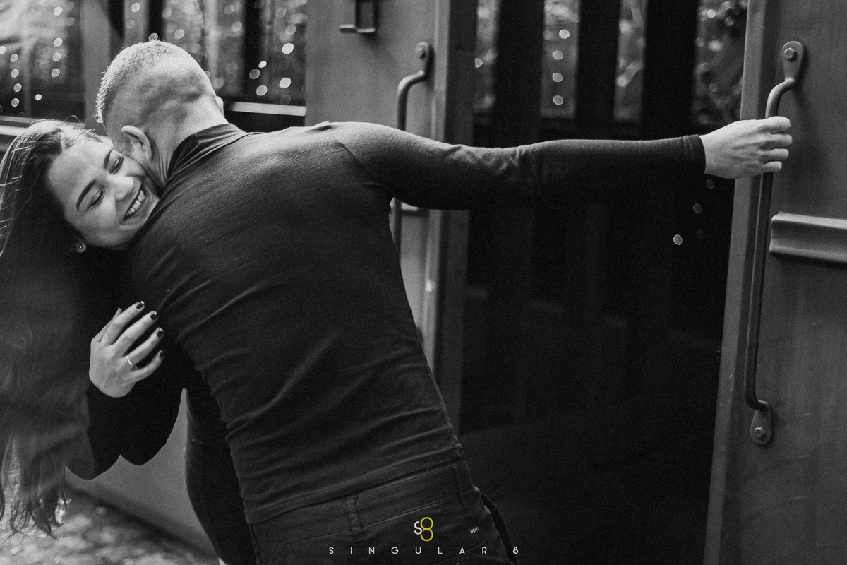 fotografia espontânea de ensaio pré casamento no estação 840