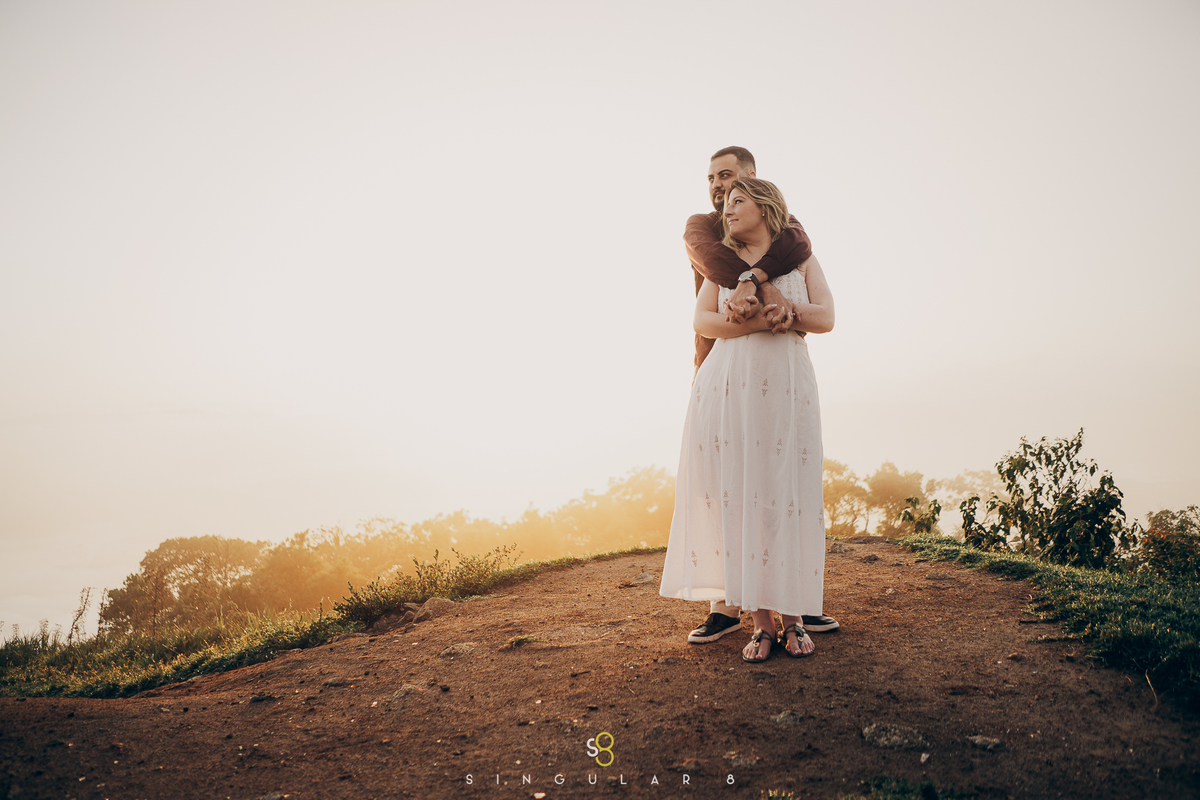 fotografia criativa de ensaio pré casamento na montanha no nascer do sol são paulo