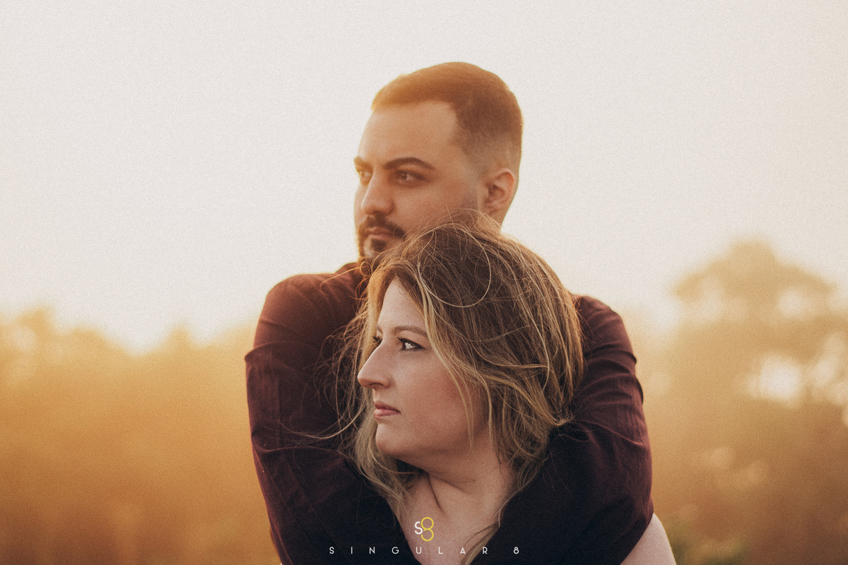 fotografia de ensaio pré wedding na montanha no nascer do sol 