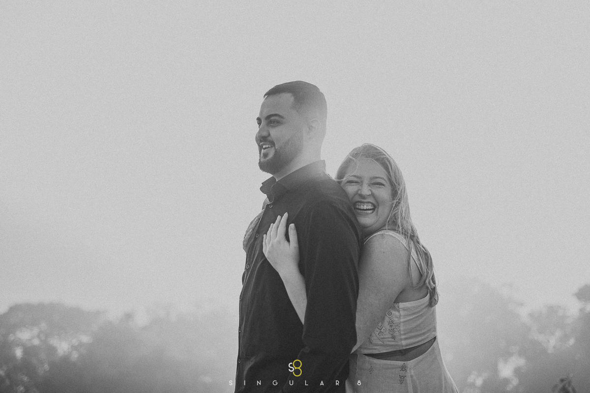 fotografia preto e branco de ensaio pré wedding na montanha no nascer do sol são paulo