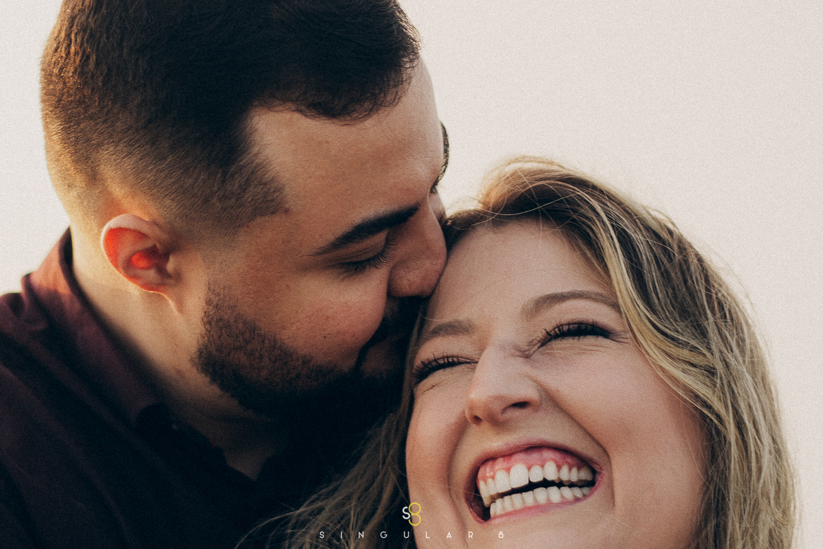 fotografia espontânea de ensaio pré casamento em são paulo guarulhos no nascer do sol