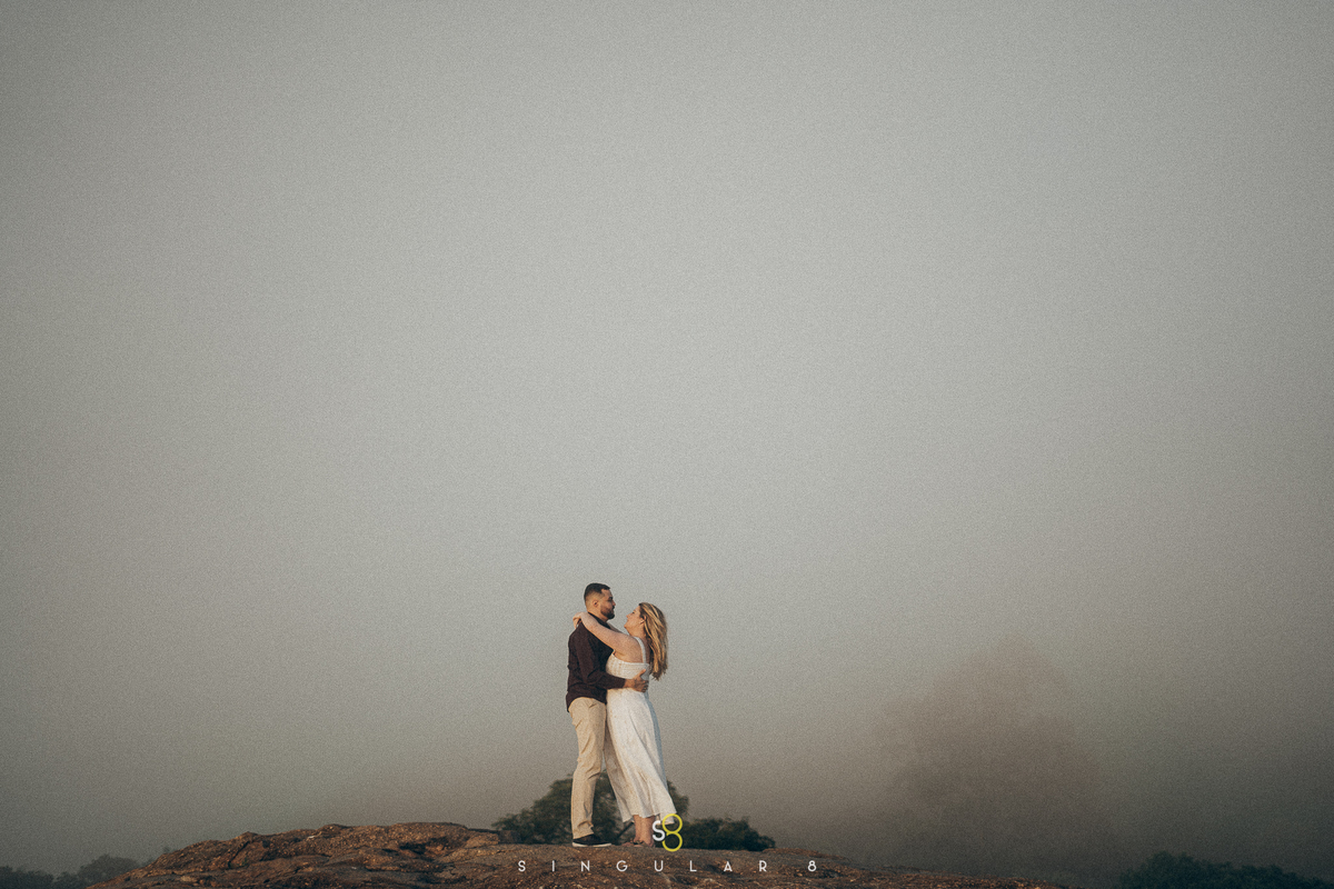 fotografia pré wedding com neblina na montanha no nascer do sol 