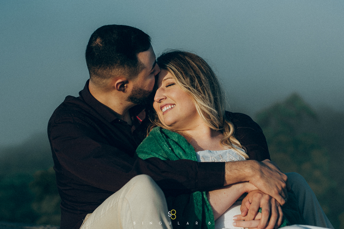 fotografia de ensaio pré casamento pré wedding com mantinha de frio na montanha no nascer do sol nublado