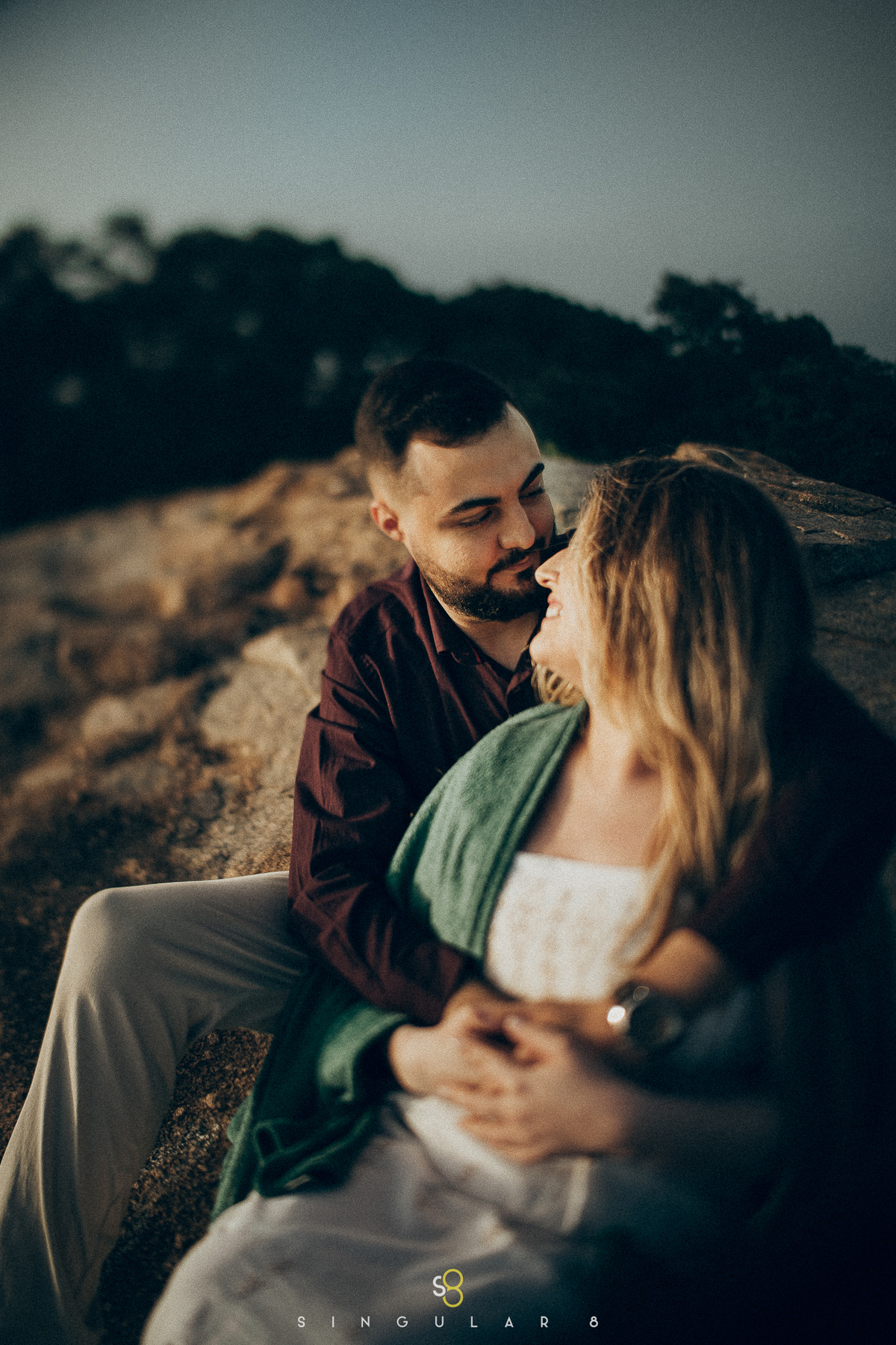 fotografia de ensaio pré casamento diferente no nascer do sol com mantinha de frio