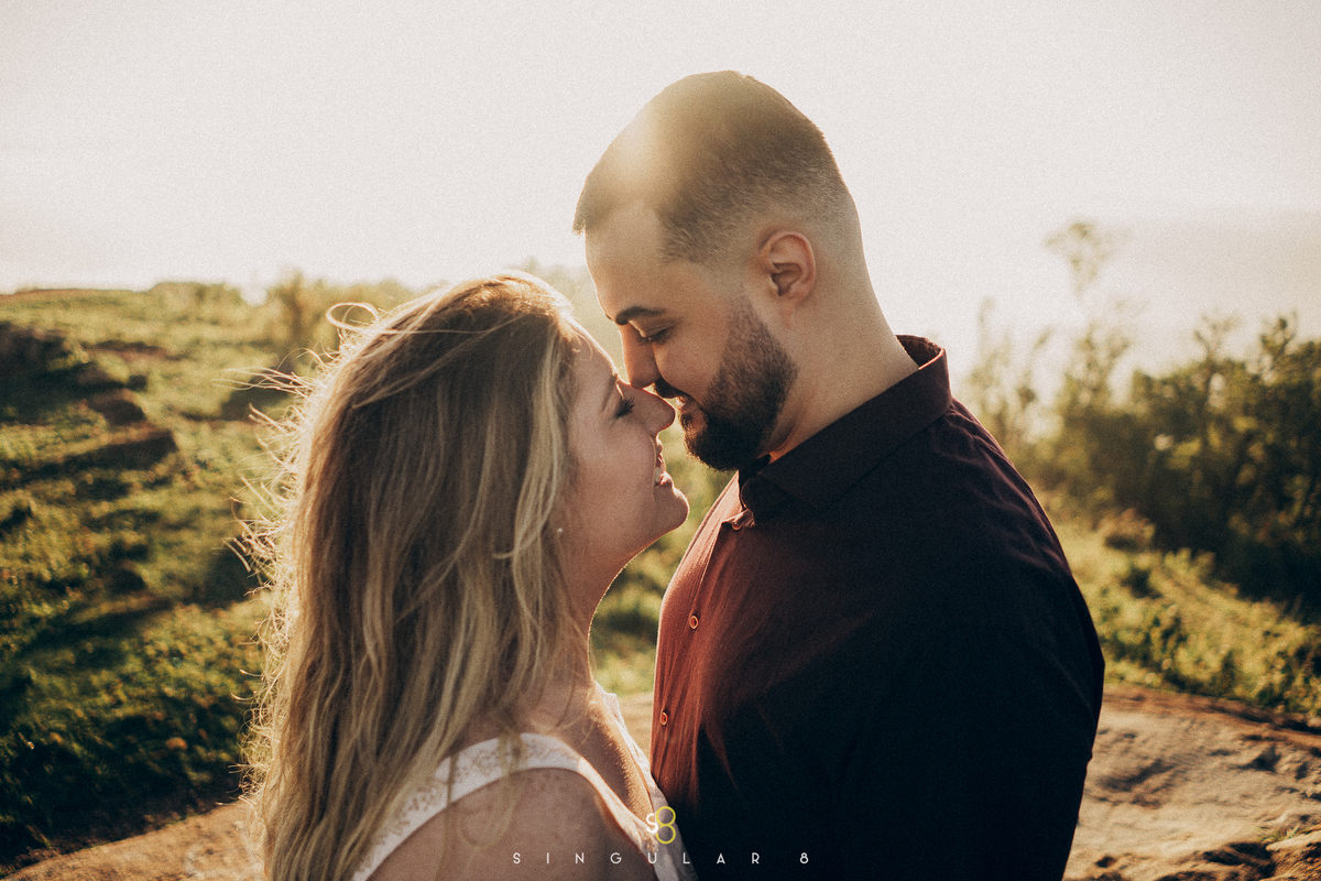 fotografia de ensaio pré casamento na montanha no nascer do sol
