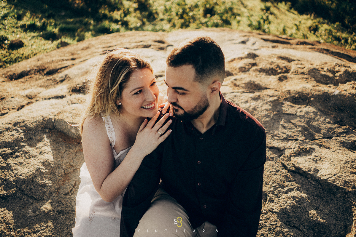 fotografia de ensaio pré casamento no nascer do sol na montanha em são paulo guarulhos