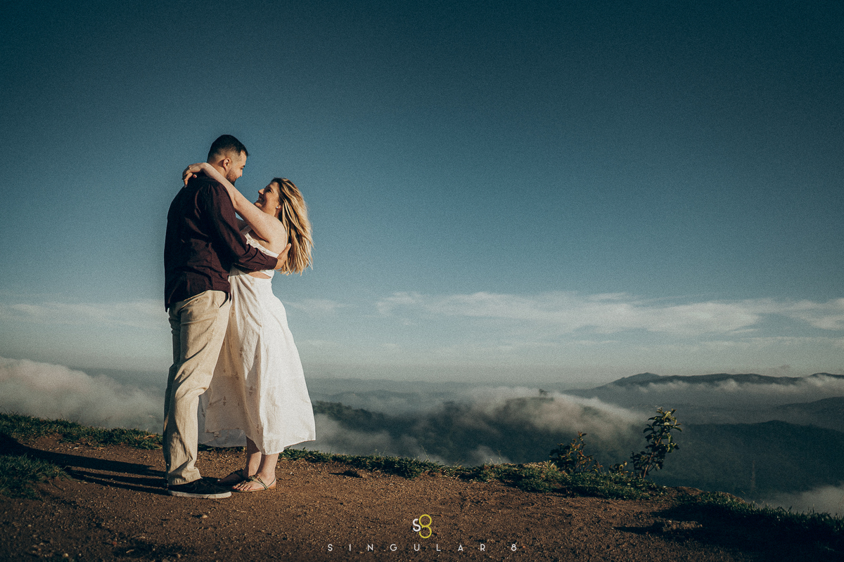 fotografia de casal no nascer do sol na montanha ensaio pré wedding