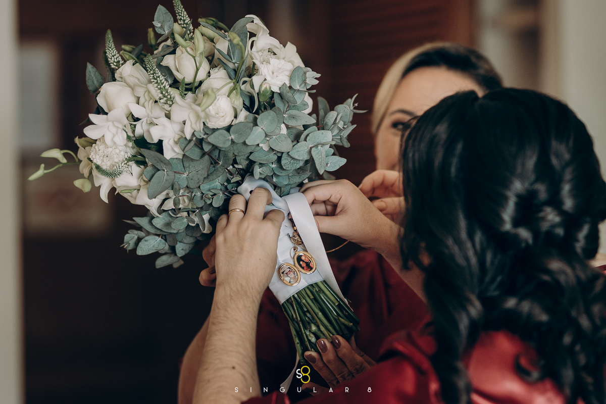 foto de buquê de noiva para casamento de dia chez bisutti lake paradise