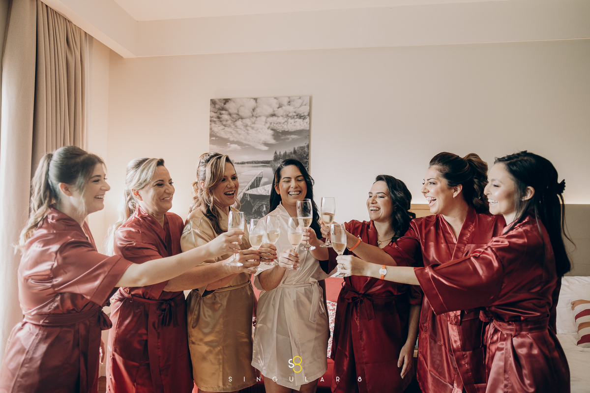 fotos de brinde com as madrinhas em casamento de dia chez bisutti lake paradise