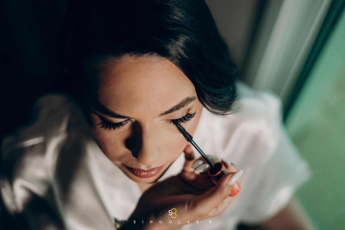 fotografia de maquiagem da noiva diferente para casamento de dia chez bisutti lake paradise