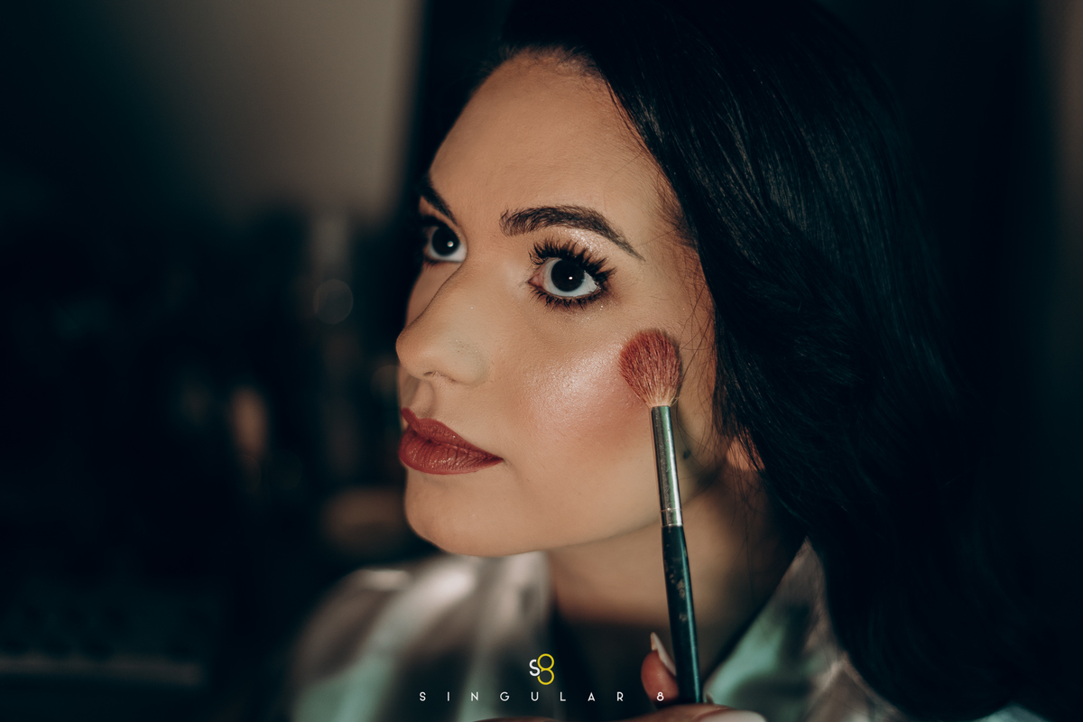 fotografia de maquiagem da noiva em making of casamento de dia chez bisutti lake paradise