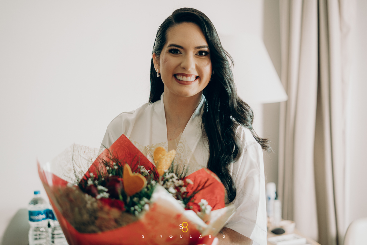 fotografia de surpresa do noivo para noiva no making of casamento de dia chez bisutti lake paradise