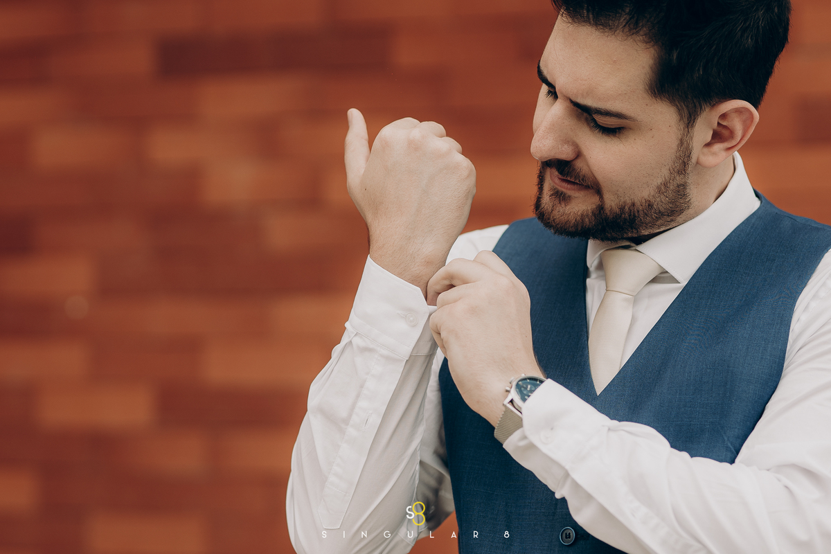 fotos de noivo no making of com terno azul para casamento de dia chez bisutti lake paradise