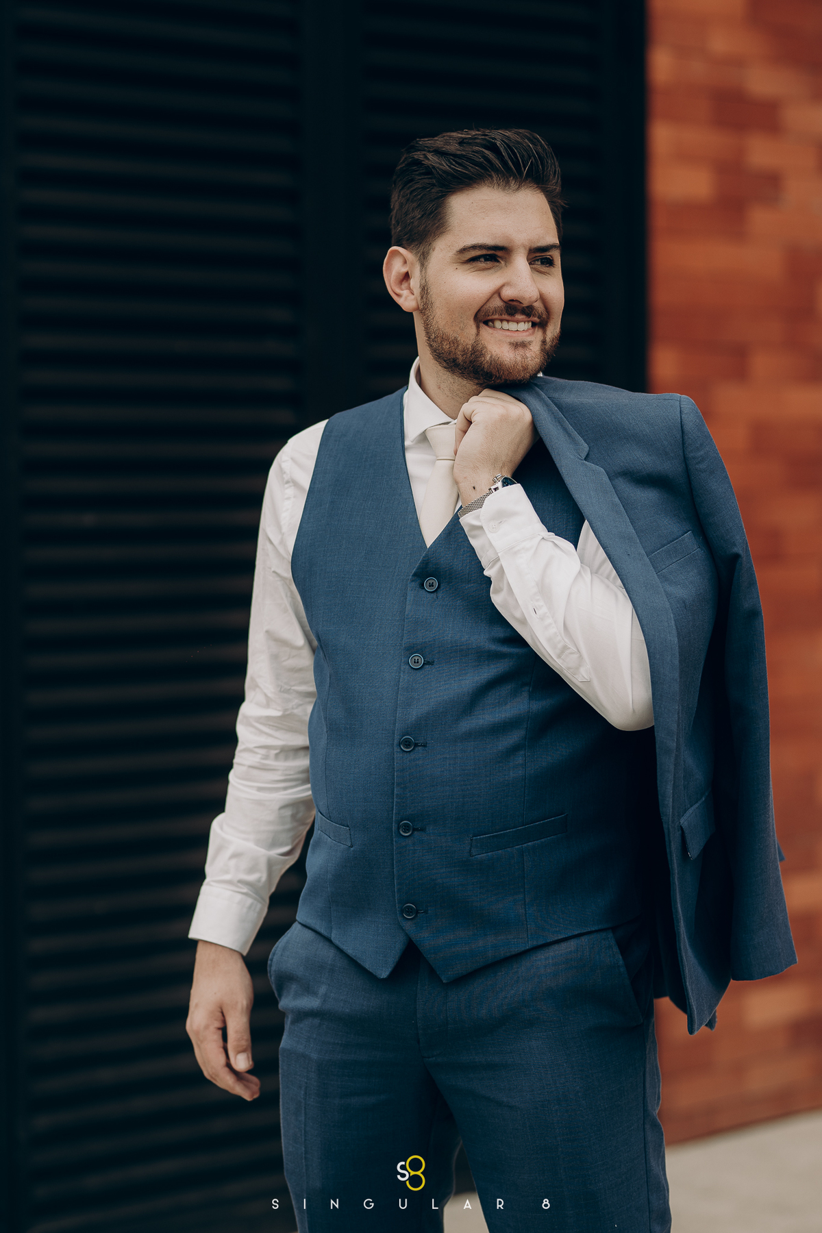 fotografia de casamento do noivo com terno azul para casamento de dia chez bisutti lake paradise