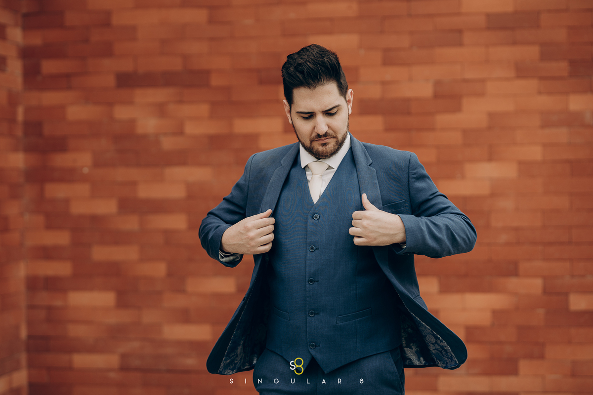 fotografia do terno azul do noivo para casamento de dia chez bisutti lake paradise