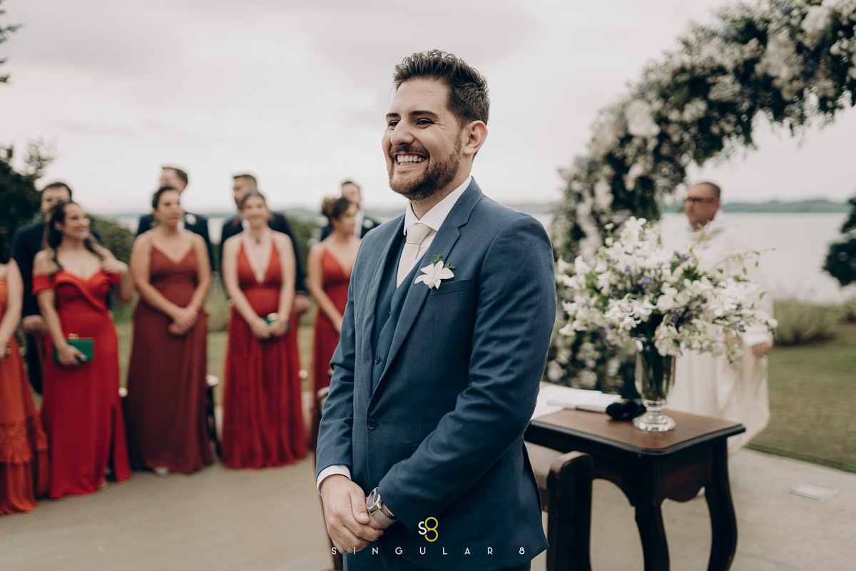 fotografia da reação do noivo na entrada da noiva na cerimônia casamento de dia chez bisutti lake paradise
