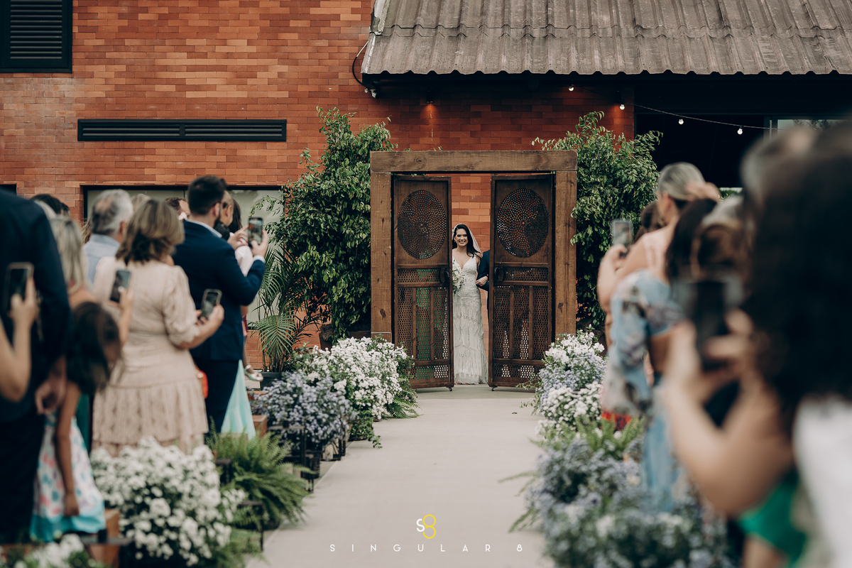 Fotógrafo da entrada da noiva em casamento de dia chez bisutti lake paradise