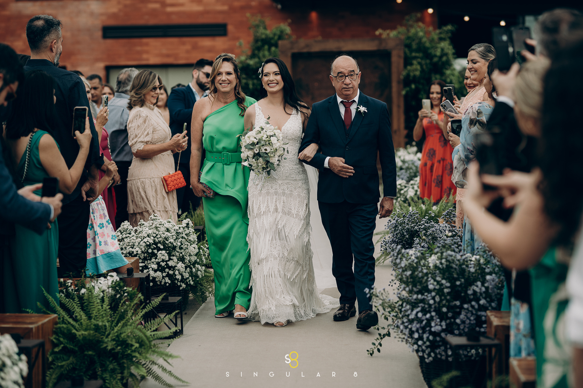 fotografia como deve ser a entrada da noiva no casamento de dia chez bisutti lake paradise