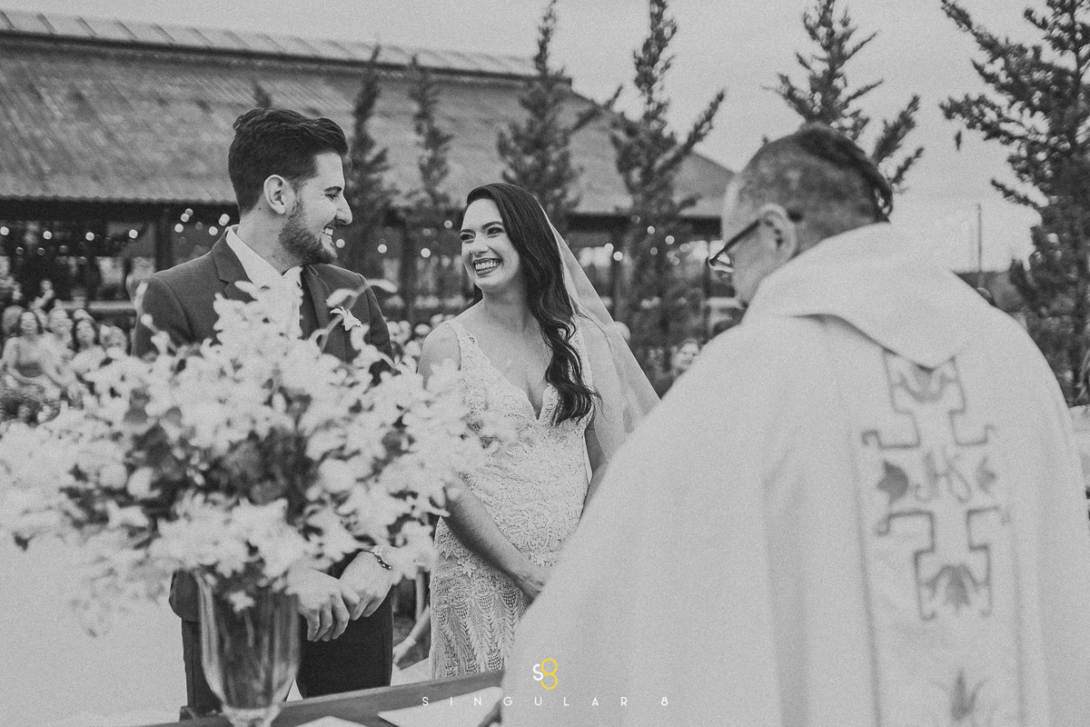 fotografia de casamento externo com padre de dia chez bisutti lake paradise