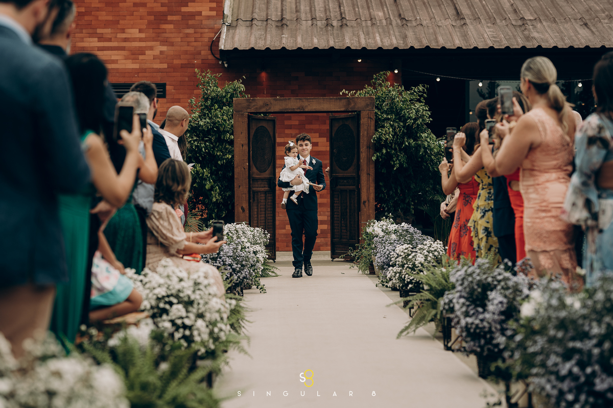 fotografiia da entrada de daminha em casamento de dia chez bisutti lake paradise