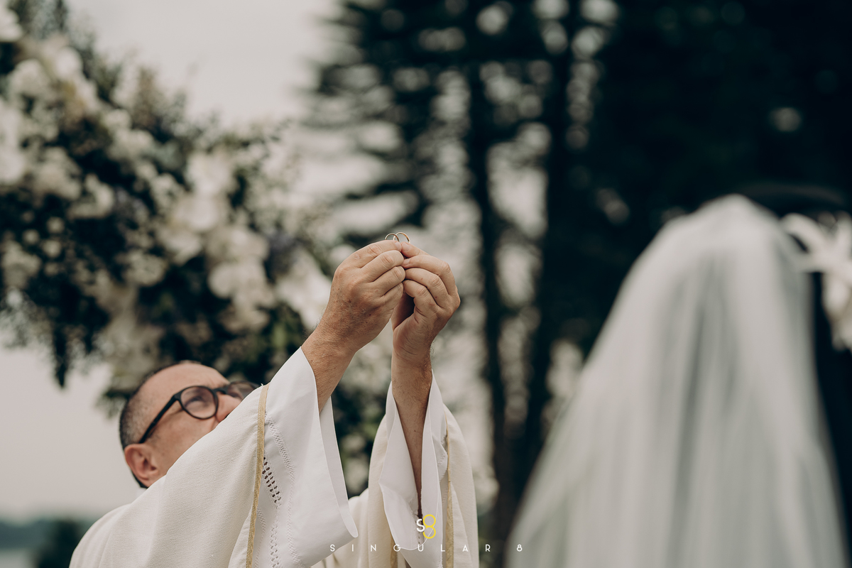 fotografia de casamento de dia com padre chez bisutti lake paradise