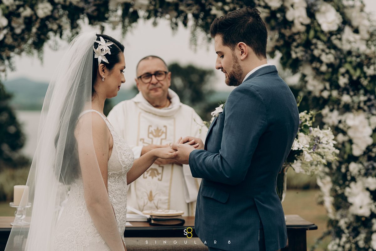fotografia de padre fazendo cerimônia externa de dia chez bisutti lake paradise
