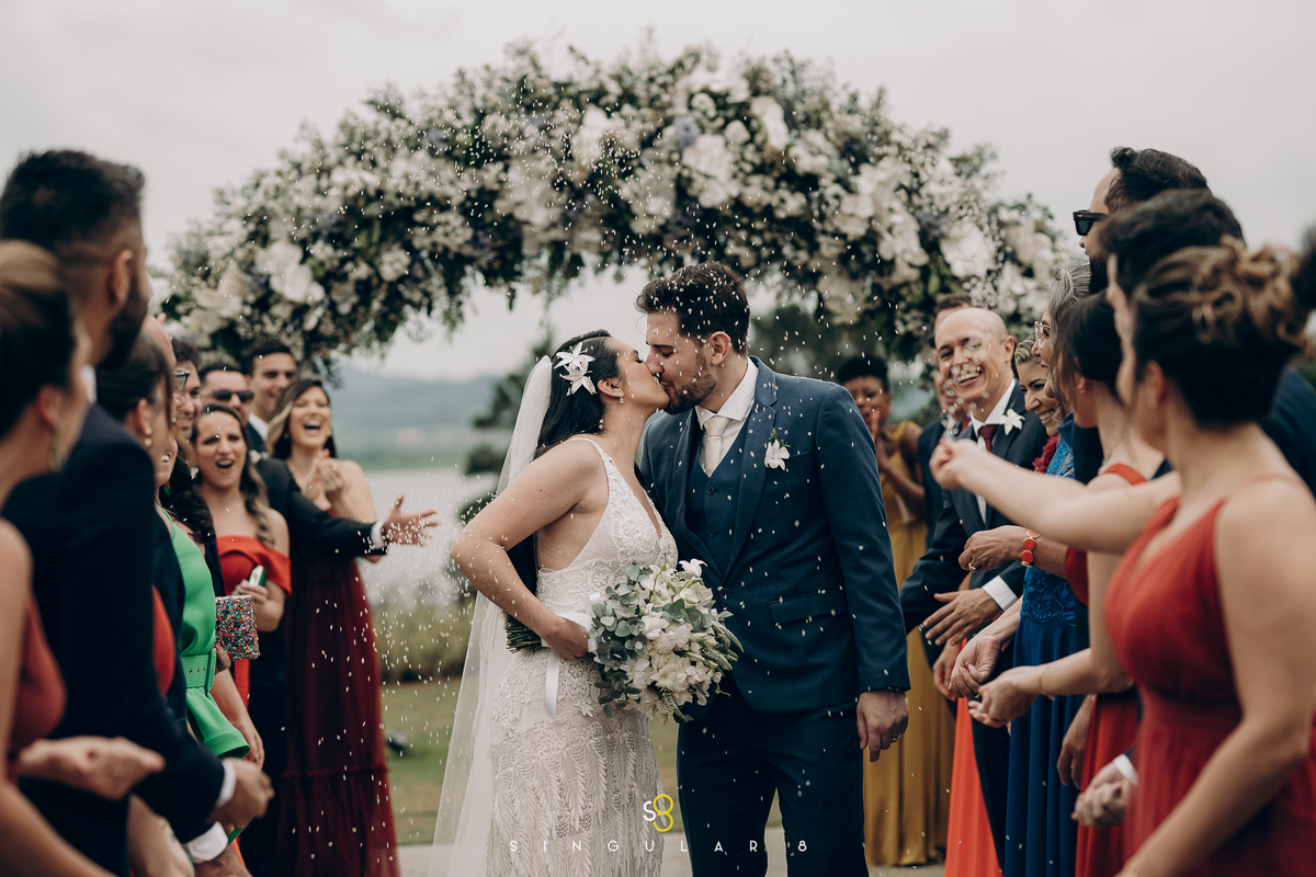 fotos de chuva de arroz nos noivos após cerimônia chez bisutti lake paradise