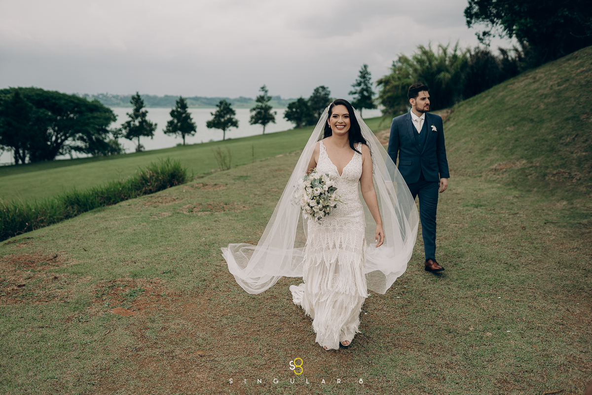 fotografia de ensaio dos noivos depois da cerimônia no pôr do sol mogi das cruzes  chez bisutti lake paradise