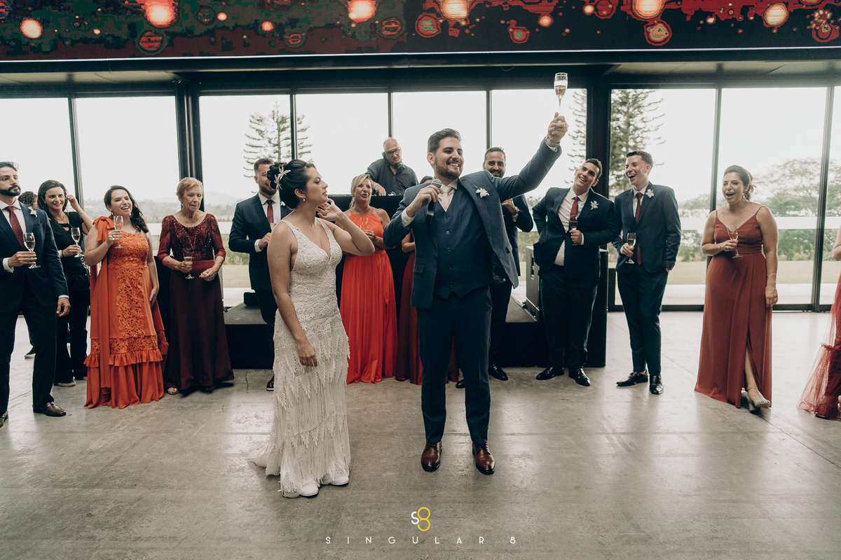 fotografia de brinde dos noivos com padrinhos  chez bisutti lake paradise