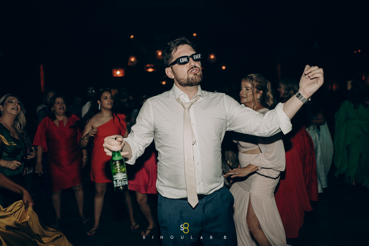 fotografia de noivo curtindo a festa de casamento em são paulo  chez bisutti lake paradise