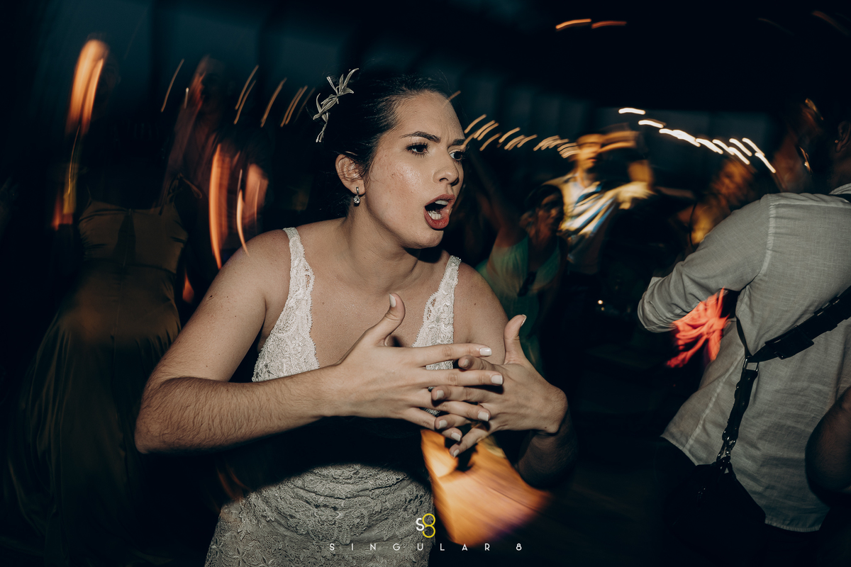 fotos da noiva curtindo festa de casamento em mogi das cruzes  chez bisutti lake paradise