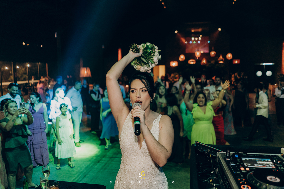 foto da noiva jogando o buquê na festa de casamento  chez bisutti lake paradise