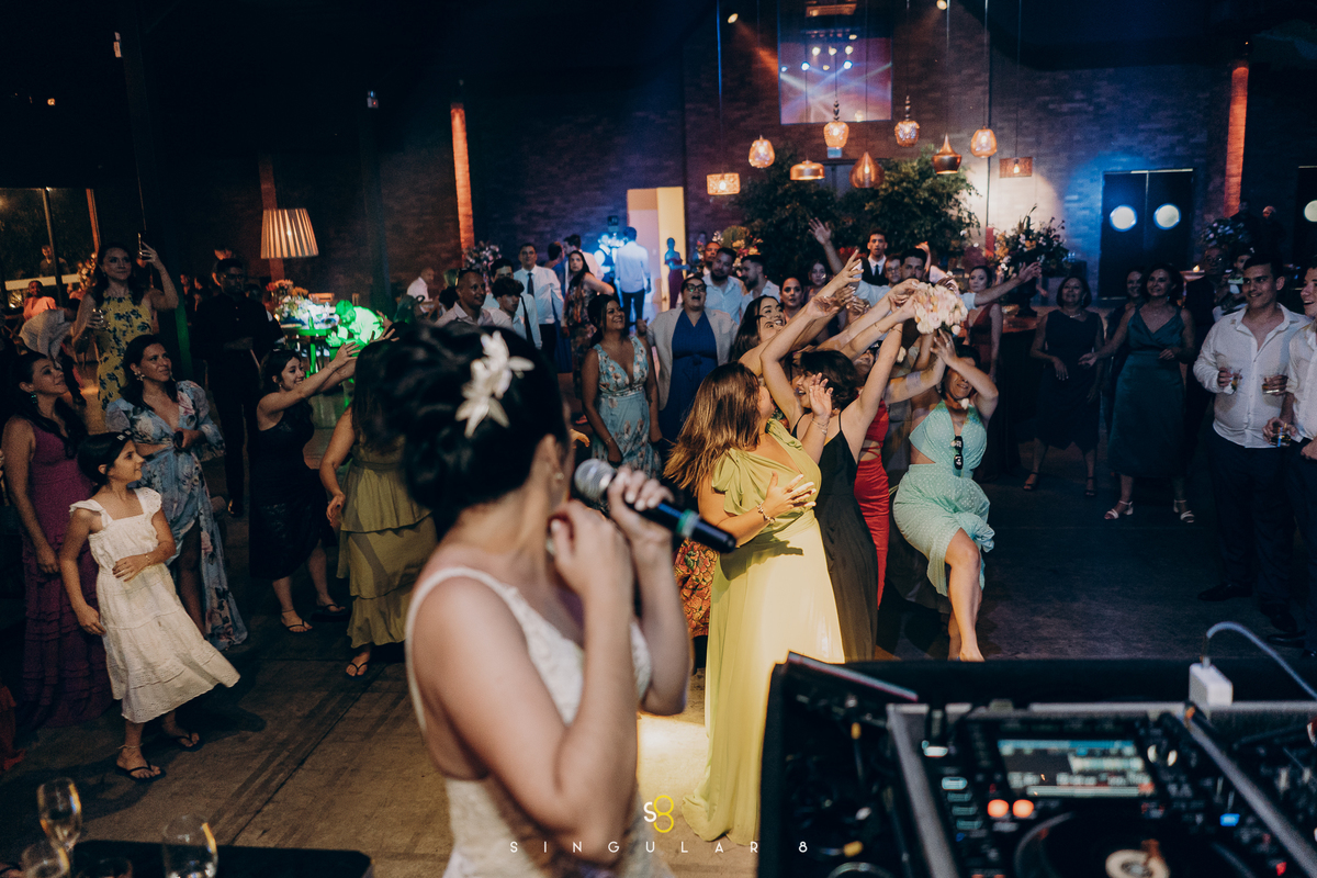 fotos da noiva curtindo a festa de casamento em mogi das cruzes chez bisutti lake paradise