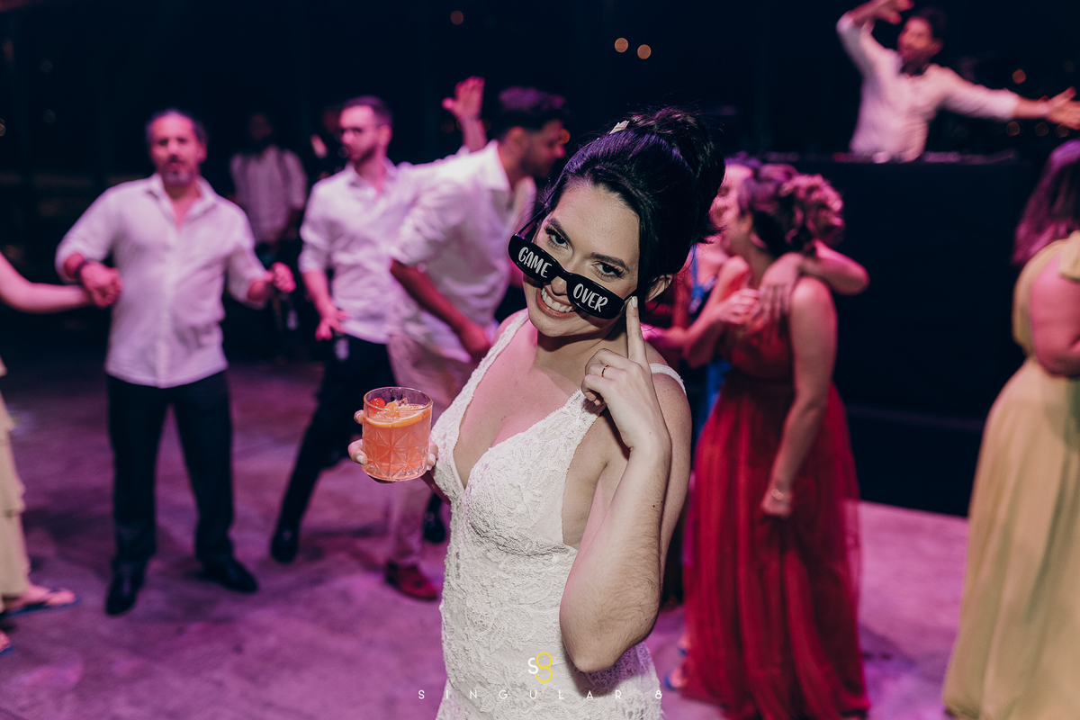 fotos de noiva curtindo a festa de casamento chez bisutti lake paradise