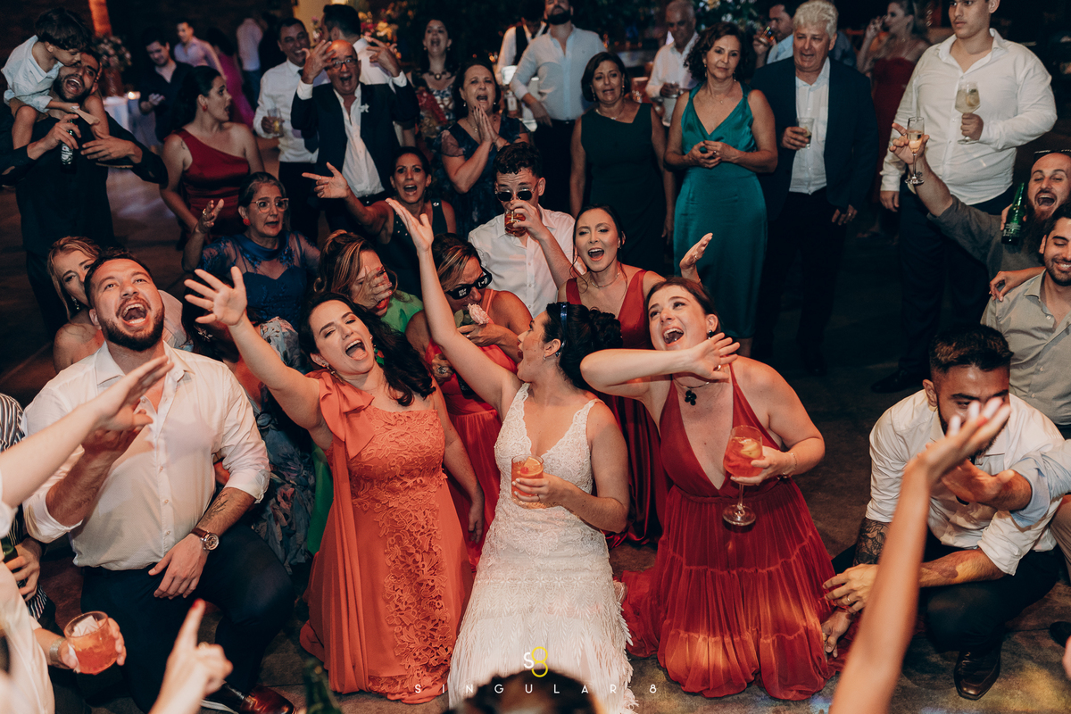 fotógrafo com estilo espontâneo para festa de casamento chez bisutti lake paradise