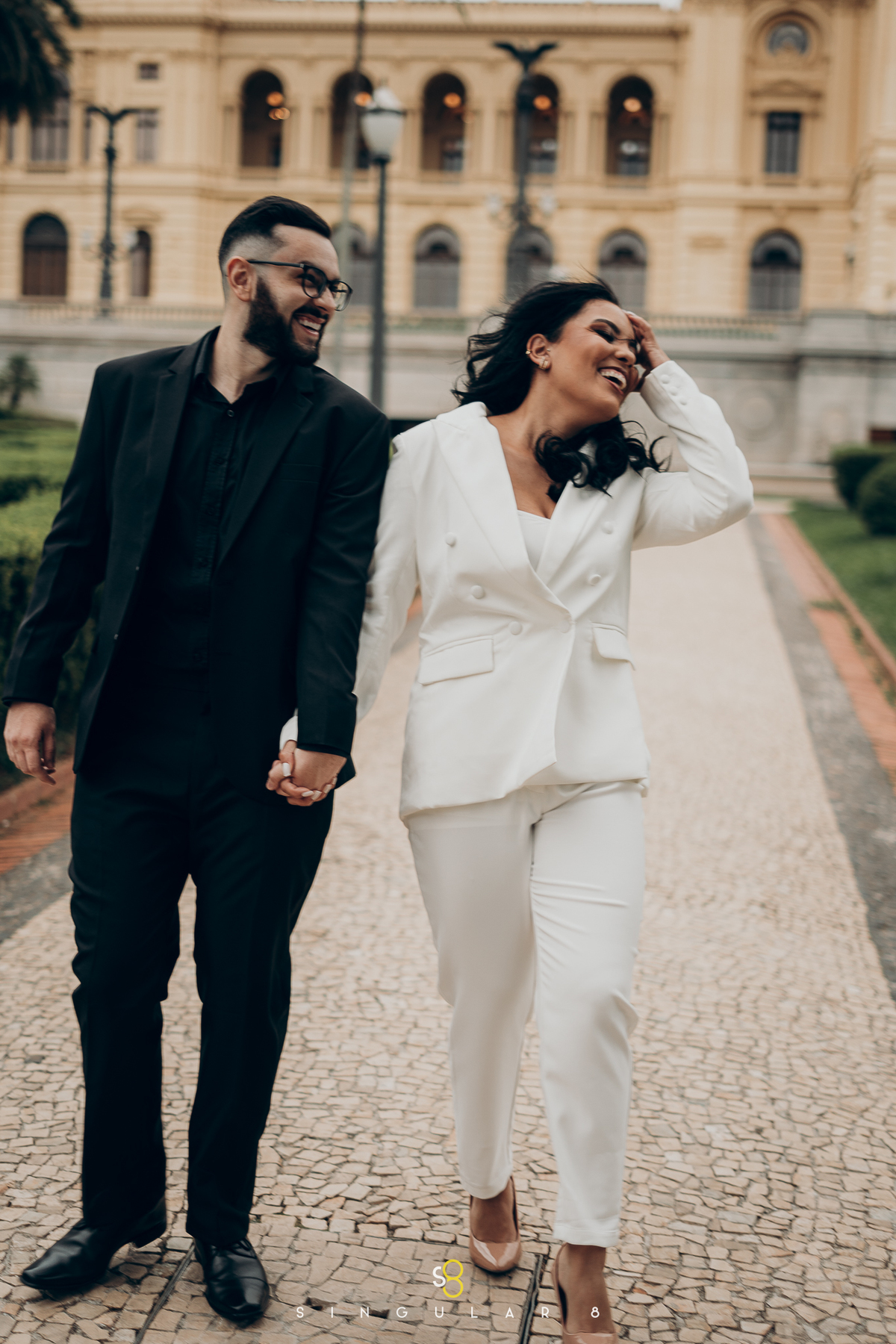 fotografia espontânea de ensaio pré casamento no museu do ipiranga em são paulo
