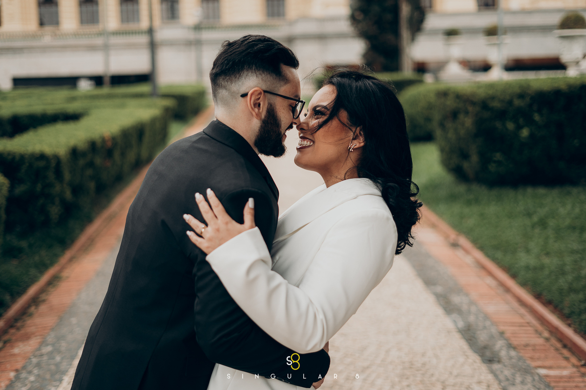 fotografia de casal diferente e espontânea no museu do ipiranga em são paulo