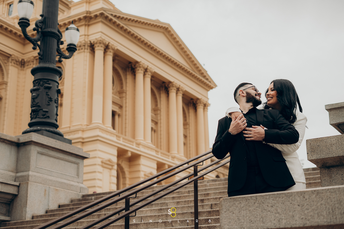 foografia de ensaio pré wedding com roupas diferentes no museu do ipiranga em são paulo