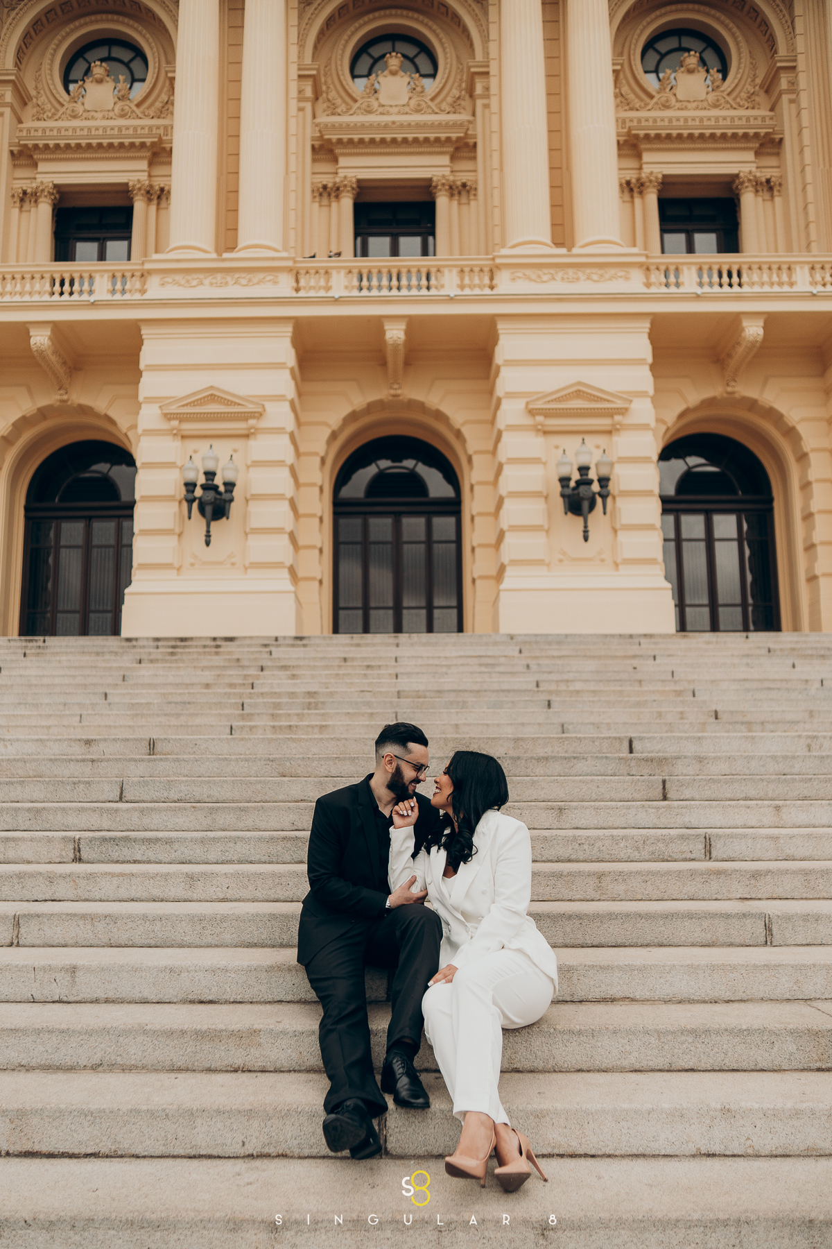 fotógrafo de ensaio pré wedding no museu do ipiranga em são paulo com roupas diferentes