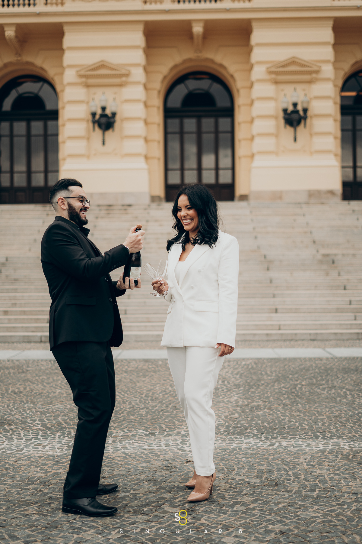 fotógrafo de ensaio pré wedding no museu do ipiranga com champanhe