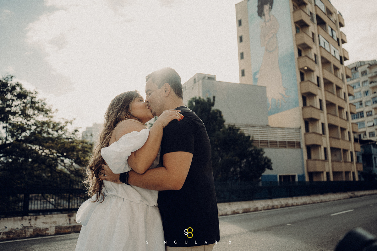 fotografia de ensaio pré casamento estilo urbano espontânea em são paulo minhocão